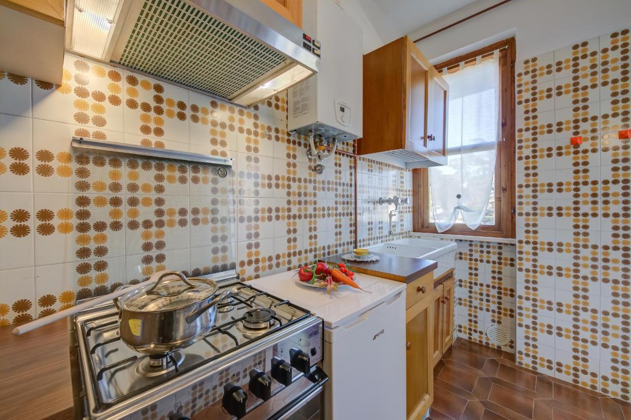 Villa Fiorita Apartments - Happy Rentals 시르미오네 외부 사진