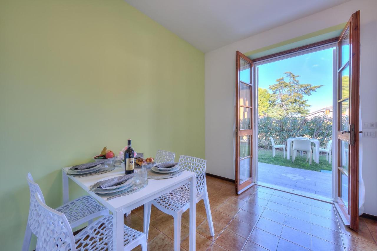 Villa Fiorita Apartments - Happy Rentals 시르미오네 외부 사진