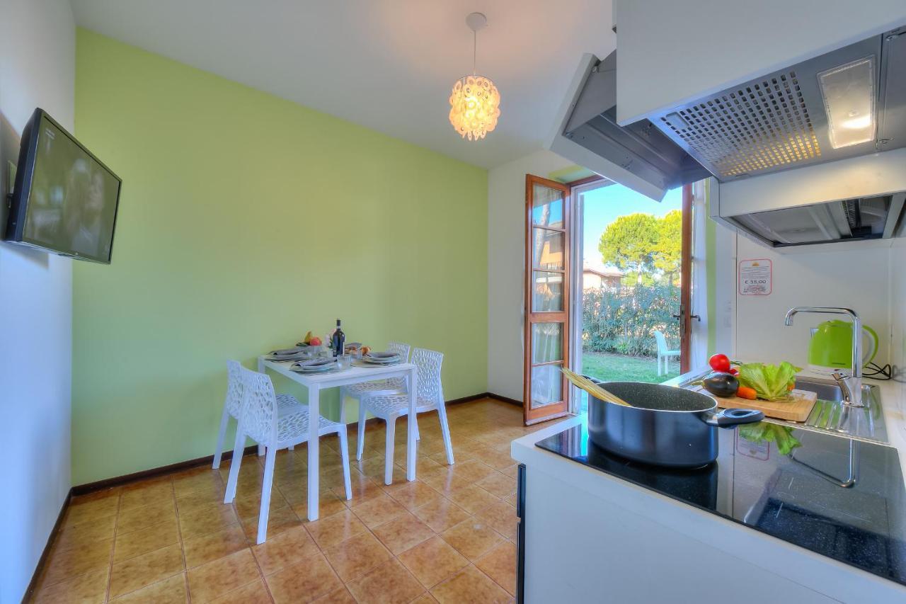Villa Fiorita Apartments - Happy Rentals 시르미오네 외부 사진