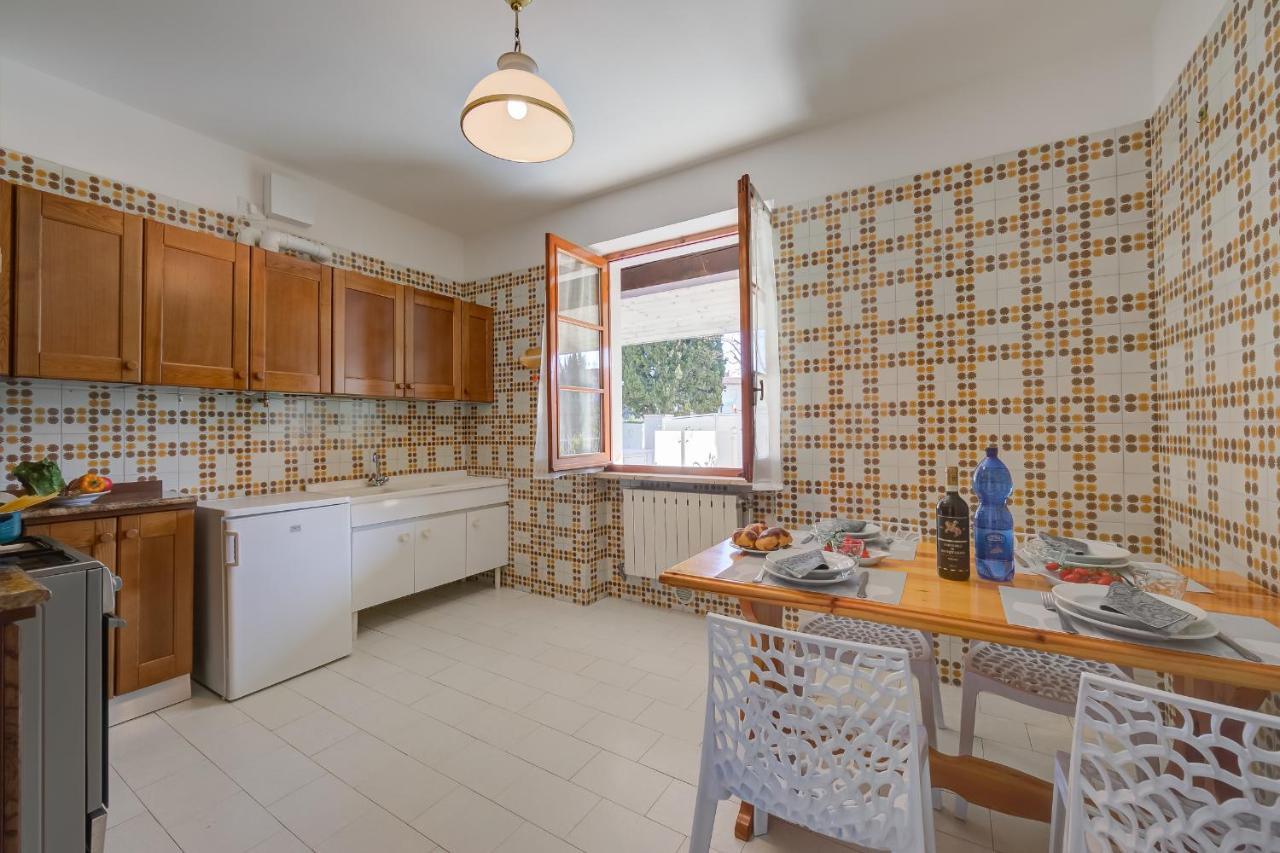 Villa Fiorita Apartments - Happy Rentals 시르미오네 외부 사진